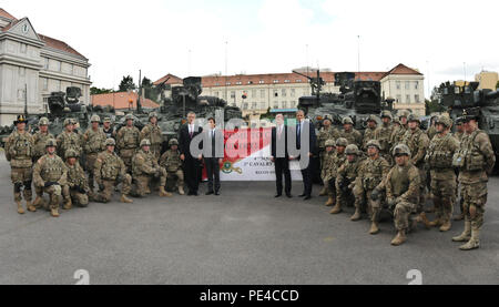 Il sig. Jens Stoltenberg (metà sinistra) XIII il Segretario generale della NATO; Ambasciatore Andrea Schapiro (centro sinistra) STATI UNITI Ambasciatore della Repubblica ceca; il Sig. Bohuslav Sobotka (centro destra), il Primo Ministro della Repubblica ceca e il sig. Martin Stropnicky (centro destra) la Repubblica ceca il Ministro della Difesa, pongono con Troopers assegnati al 4° Stormo, 2° reggimento di cavalleria durante una visualizzazione statica cerimonia tenutasi a base Rusyne, Aeroporto di Praga, Repubblica Ceca, Sett. 9, 2015. Lo scopo della visita era quello di introdurre nella Repubblica ceca la leadership e i loro militari per la 2CR Strykers lungo con Foto Stock