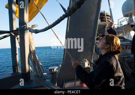 150909-N-AX546-009 MAR NERO (sett. 9, 2015) Intendente di terza classe Denise Almaraz, da San Antonio, Texas, solleva le bandiere del segnale a bordo della USS Donald Cook (DDG 75) durante una comunicazione con trapano fregata rumeno Marasesti (F-111) e l'Ucraino frigate Hetman Sahaydachniy (U130) durante la brezza del mare 2015, Sett. 9. La Brezza Marina è un aereo, terrestre e marittimo di esercizio progettata per migliorare la sicurezza marittima, la sicurezza e la stabilità nel Mar Nero. (U.S. Foto di Marina di Massa Communications Specialist 1a classe Sean Spratt/rilasciato) Foto Stock