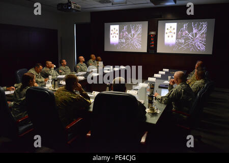 Sgt. Il Mag. dell'esercito Daniel A. Dailey (secondo da sinistra) riceve una panoramica sul settimo esercito multinazionale comune di formazione del comando (JMTC) funzionalità al JMTC presso la sede centrale di Grafenwoehr, Germania, Sett. 9, 2015. Questa è la SMA per la prima visita al US Army in Europa dal prendere posizione. (U.S. Video dell'esercito da Visual Information Specialist Gertrud Zach/rilasciato) Foto Stock