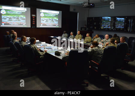 Sgt. Il Mag. dell'esercito Daniel A. Dailey (secondo da destra) riceve una panoramica sul settimo esercito multinazionale comune di formazione del comando (JMTC) funzionalità al JMTC presso la sede centrale di Grafenwoehr, Germania, Sett. 9, 2015. Questa è la SMA per la prima visita al US Army in Europa dal prendere posizione. (U.S. Video dell'esercito da Visual Information Specialist Gertrud Zach/rilasciato) Foto Stock