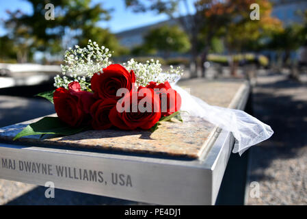 I fiori sono posizionati prima di una cerimonia di commemorazione presso il National 9/11 Pentagon Memorial in Arlington, Virginia, Sett. 11, 2015. Alla cerimonia hanno partecipato i familiari di quelli uccisi in 9/11 attacco terroristico. Stati Uniti Coast Guard foto di Sottufficiali di seconda classe Patrick Kelley. Foto Stock