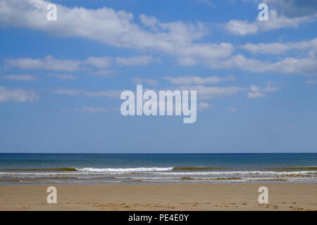 Cloudscape di Cumulus nubi nel cielo di estate blu sul mare vicino a Skegness, Lincolnshire, Regno Unito Foto Stock