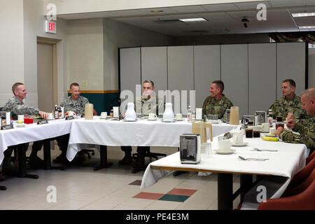 Il generale Mark Milley, 39° Capo di Stato maggiore dell'esercito, e i leader della 101st Airborne Division (Air Assault) si incontrarono a Fort Campbell, Kentucky, l'11 settembre 2015 per rivedere la prontezza della forza. Il pranzo si concentrò sulla preparazione di soldati, unità e leadership per le contingenze operative, le missioni in corso, i requisiti di addestramento e il mantenimento della capacità operativa della Screaming Eagles Air Assault Division. Foto Stock
