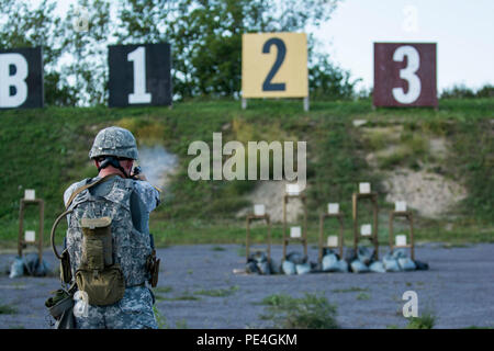 Il personale Sgt. Jason Godel, di San Antonio, U.S. La riserva di esercito di lotta internazionale squadra concorrente, spara verso le piastre di destinazione su un 25 metri gamma pistola durante un di 7 chilometro di fucile militare match di biathlon con la partecipazione di vari ostacoli fisici durante il 2015 Forze armate canadesi piccole armi concentrazione al Connaught gamma al di fuori di Ottawa, Canada, Sett. 14. La precisione di tiro internazionale di concorrenza durato circa due settimane, portando in più di 250 totale concorrenti da inglesi, canadesi e statunitensi le forze armate a competere in più di 50 partite di fucile, pistola e macchina di luce di gu Foto Stock