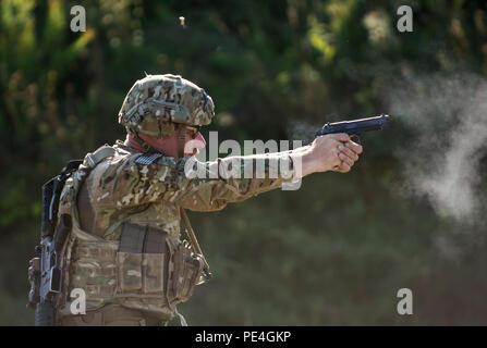 Chief Warrant Officer due Andy Knote, di North Chicago, U.S. La riserva di esercito di lotta internazionale squadra concorrente, spara verso le piastre di destinazione su un 25 metri gamma pistola durante un di 7 chilometro di fucile militare match di biathlon con la partecipazione di vari ostacoli fisici durante il 2015 Forze armate canadesi piccole armi concentrazione al Connaught gamma al di fuori di Ottawa, Canada, Sett. 14. La precisione di tiro internazionale di concorrenza durato circa due settimane, portando in più di 250 totale concorrenti da inglesi, canadesi e statunitensi le forze armate a competere in più di 50 partite di fucile, pistola e Foto Stock