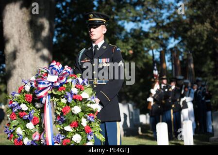 Un soldato della 3a Stati Uniti Reggimento di Fanteria (la vecchia guardia) partecipa a una corona che stabilisce al presidente William Howard Taft tomba del sito nella Sezione 30, al Cimitero Nazionale di Arlington, Sett. 15, 2015. Presidente Taft venne sepolto nel Cimitero Nazionale di Arlington, Marzo 11, 1930. Taft fu il primo presidente di essere sepolto nel Cimitero di Arlington. Questa corona è di onorare il defunto Presidente in occasione del suo compleanno. (U.S. Foto di Spc. Cody W. Torkelson) Foto Stock