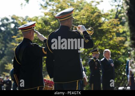 Il Mag. Generale Bradley A. Becker, comandante generale, Esercito degli Stati Uniti Distretto Militare di Washington, stabilisce una corona al presidente William Howard Taft tomba del sito nella Sezione 30, al Cimitero Nazionale di Arlington, Sett. 15, 2015. Presidente Taft venne sepolto nel Cimitero Nazionale di Arlington, Marzo 11, 1930. Taft fu il primo presidente di essere sepolto nel Cimitero di Arlington. Questa corona è di onorare il defunto Presidente in occasione del suo compleanno. (U.S. Foto di Spc. Cody W. Torkelson) Foto Stock