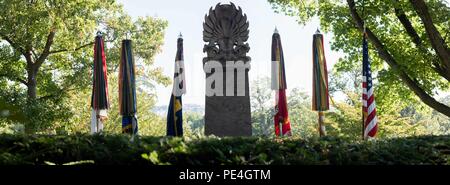 Il Mag. Generale Bradley A. Becker, comandante generale, Esercito degli Stati Uniti Distretto Militare di Washington, stabilisce una corona al presidente William Howard Taft tomba del sito nella Sezione 30, al Cimitero Nazionale di Arlington, Sett. 15, 2015. Presidente Taft venne sepolto nel Cimitero Nazionale di Arlington, Marzo 11, 1930. Taft fu il primo presidente di essere sepolto nel Cimitero di Arlington. Questa corona è di onorare il defunto Presidente in occasione del suo compleanno. (U.S. Foto di Spc. Cody W. Torkelson) Foto Stock