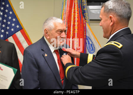 Brig. Gen. Steven Ainsworth, comandante 94th Training Division, premi la stella Bronze medal WWII veterano Tecnico Classe 4, pensionato, Vincenzo Geramita durante una cerimonia intima riempito con la famiglia, gli amici e i membri del servizio a Fort Dix, N.J., Sett. 12, 2015. Geramita e il tenente Col., pensionato, Andrew Cella ciascuno di loro ha ricevuto la medaglia dopo 70 anni perché dopo che hanno guadagnato la loro lotta contro i badge di fanteria per i combattimenti hanno vissuto in Europa, nessuno sapeva che un 1947 l'ordine generale li ha resi idonei per la stella Bronze poiché avevano guadagnato il loro CIBs tra il 1941 e il 1945. Foto Stock