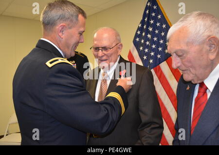 Brig. Gen. Steven Ainsworth, comandante 94th Training Division, premi la stella Bronze medal WWII veterano Lt. Col., pensionato, Andrew Cella durante una cerimonia intima riempito con la famiglia, gli amici e i membri del servizio a Fort Dix, N.J., Sett. 12, 2015. Cella e Tecnico Classe 4, pensionato, Vincenzo Geramita (destra) ciascuno di loro ha ricevuto la medaglia dopo 70 anni perché dopo che hanno guadagnato la loro lotta contro i badge di fanteria per i combattimenti hanno vissuto in Europa, nessuno sapeva che un 1947 l'ordine generale li ha resi idonei per la stella Bronze poiché avevano guadagnato il loro CIBs tra il 1941 e il 1945. Foto Stock