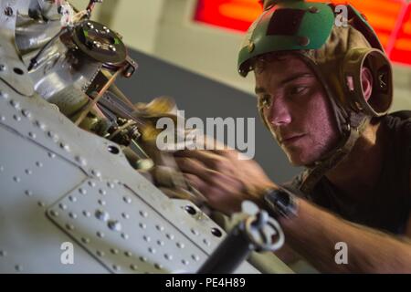 150911-N-VC236-019 MAR ROSSO (sett. 11, 2015) - Aviazione macchinista compagno del 3° di classe Shane Bennett, da Danvers, Massachusetts, esegue le operazioni di manutenzione sulla sezione di coda di un MH-60R Sea Hawk elicottero assegnato al Granmaestro di elicottero Maritime Strike Squadron (HSM) 46 a bordo della guidato-missile destroyer USS Farragut (DDG 99). Farragut è distribuito negli Stati Uniti Quinta Flotta area di operazioni come parte di Theodore Roosevelt Carrier Strike gruppo supporto di funzionamento inerenti risolvere, colpire le operazioni in Iraq e Siria come diretto, le operazioni di sicurezza marittima e di teatro di sicurezza gli sforzi di cooperazione in Foto Stock