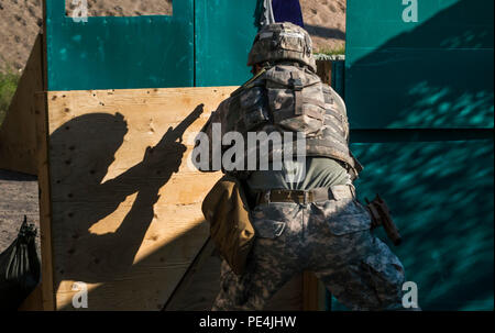 Il personale Sgt. Chris Kizanis, di stato di Boise, Idaho, Stati Uniti La riserva di esercito di lotta internazionale Team shooter, si prepara a impegnare gli obiettivi nemici durante una dinamica gamma pistola come parte del 2015 Forze armate canadesi piccole armi concentrazione al Connaught gamma al di fuori di Ottawa, Canada, Sett. 16. La precisione di tiro internazionale di concorrenza durato circa due settimane, portando in più di 250 totale concorrenti da inglesi, canadesi e statunitensi le forze armate a competere in più di 30 partite di fucile, pistola e luce mitragliatrice eventi utilizzando vari contro-come movimenti e scenari. (U.S. Ar Foto Stock