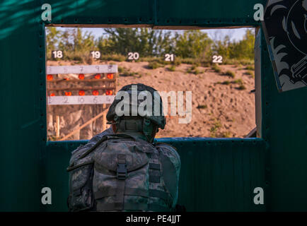 Il personale Sgt. Chris Kizanis, di stato di Boise, Idaho, Stati Uniti La riserva di esercito di lotta internazionale Team shooter, incendi a obiettivi di ceramica durante una dinamica gamma pistola come parte del 2015 Forze armate canadesi piccole armi concentrazione al Connaught gamma al di fuori di Ottawa, Canada, Sett. 16. La precisione di tiro internazionale di concorrenza durato circa due settimane, portando in più di 250 totale concorrenti da inglesi, canadesi e statunitensi le forze armate a competere in più di 30 partite di fucile, pistola e luce mitragliatrice eventi utilizzando vari contro-come movimenti e scenari. (U.S. Foto dell'esercito Foto Stock