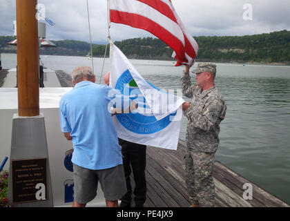 Distretto di Nashville vice comandante il Mag. Christopher Burkhart (destra) consentono di sollevare il pulito Marina banner con Charlie Denny, Conley Fondo Resort proprietario (a destra) e il Maresciallo Jennings, tutela ambientale specialista, Distretto di Nashville. Foto Stock