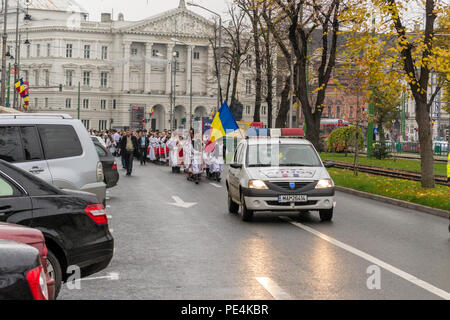 ARAD, Romania - 1 dicembre 2012: auto partendo il giorno nazionale parade di Arad. Il costume nazionale. Foto Stock