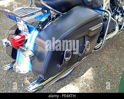 Primo piano vista posteriore del cuoio gerle su un blu Harley-Davidson FLHRC Road King moto preso da un angolo alto Foto Stock