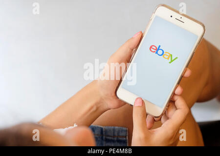 CHIANG MAI, Thailandia - Luglio 17, 2018 :Apple iPhone 7Plus Ebay di apertura di un'applicazione,Ebay asta online e sito di acquisti è stata fondata nel 1995. Foto Stock