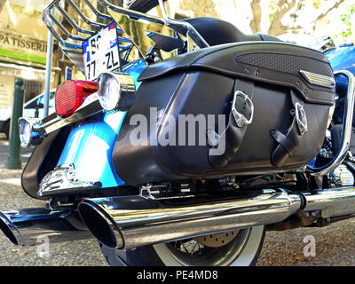 Primo piano vista posteriore del cuoio gerle su un blu Harley-Davidson FLHRC Road King moto preso dal basso angolo Foto Stock