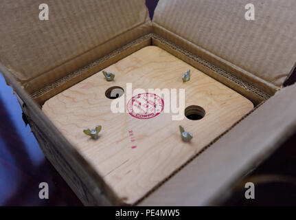 L'unboxing di un magnetron a cavità dell'era della seconda guerra mondiale mette in evidenza il suo ruolo di trasmettitore radar ad alta potenza, consentendo il rilevamento accurato di piccoli bersagli per aerei e navi navali. Questa tecnologia, sviluppata attraverso la collaborazione tra gli esperti britannici guidati da Sir Henry Tizard e gli scienziati del Naval Research Laboratory sotto il comando di Harold Bowen, ha segnato un progresso fondamentale nei sistemi radar, influenzando sia le capacità militari aeronautiche che marittime e i metodi di rilevamento elettronico. Foto Stock