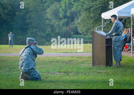 Lt. Gen. Jeffrey Talley, XXXII Capo di esercito di riserva, parla ad una modifica del comando cerimonia per la formazione 108th comando (IET) a Fort Jackson, Sett. 20, 2015. (U.S. Esercito foto di Sgt. Ken Scar) Foto Stock