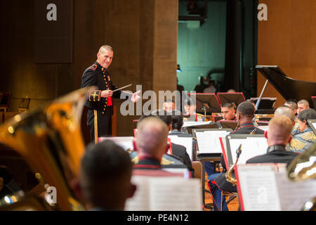 Stati Uniti Marine Chief Warrant Officer 3 Giosuè A. pietra conduce una banda combinato composto della III Marine Expeditionary Force Band e il Giappone terra Forza di Autodifesa del XV Brigade Band, durante il ventesimo combinata Annuale concerto di banda, a Okinawa sala civica, nella città di Okinawa, Okinawa, in Giappone, Sett. 19, 2015. Il concerto ha celebrato il rapporto di lunga data tra le Marine e JGSDF ensemble musicale, offrendo loro la possibilità di ancora una volta uniscono le forze e musicalmente stimolare un pubblico. (U.S. Marine Corps foto di Cpl. Drew Tech/rilasciato) Foto Stock