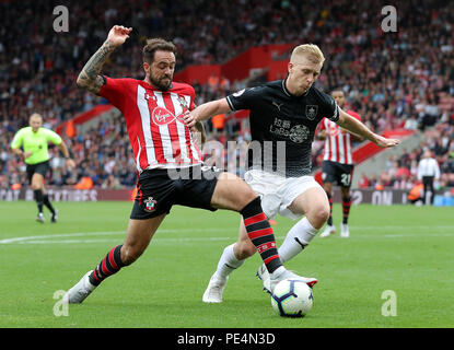 Southampton's Danny rali (sinistra) e Burnley del Ben Mee battaglia per la palla durante il match di Premier League a St Mary's, Southampton. Foto Stock