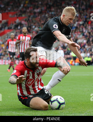 Southampton's Danny rali (sinistra) va a massa sotto pressione da Burnley del Ben Mee durante il match di Premier League a St Mary's, Southampton. Foto Stock