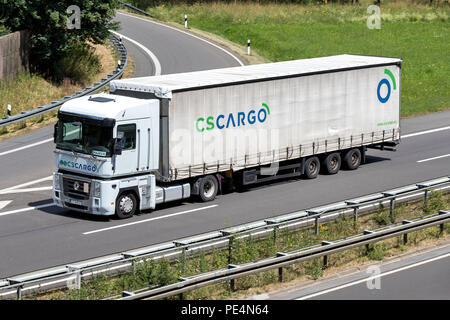 C.S.carrello merci su autostrada. Il C.S.CARGO Gruppo impiega oltre 1.900 lavoratori e quotidianamente opera 2.400 veicoli di trasporto merci che attraversano l'Europa. Foto Stock