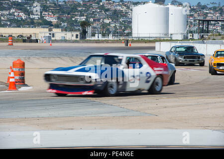 Alla Naval Air Station North Island a Coronado, California, le auto corrono lungo la linea di volo durante il 18° Coronado Speed Festival annuale il 20 settembre 2015. L'evento fa parte della San Diego Fleet Week e promuove l'impegno tra il personale militare e le comunità locali. Le attività includono gare a tempo, dimostrazioni di veicoli e programmi di sensibilizzazione pubblica per promuovere partnership civili-militari, incoraggiare l'interesse per l'aviazione militare e sostenere il coinvolgimento della comunità con la Marina. Foto Stock