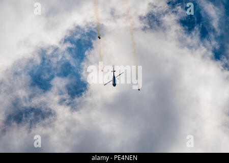 I membri dell'U.S. Il Comando Operazioni Speciali Para-Commandos, saltare da un UH-1N Iroquois durante una performance per il 2015 Base comune Andrews Air Show, Sett. 19. Il team esegue la caduta libera parachute dimostrazioni attraverso gli Stati Uniti (U.S. Air Force foto/Airman 1. Classe Ryan J. Sonnier/rilasciato) Foto Stock