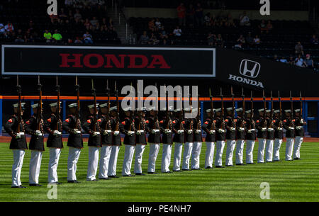 Il plotone Silent Drill del corpo dei Marines di 24 uomini si esibisce al Citi Field di Flushing, New York, il 19 settembre 2015, per i fan dei New York Mets e degli Yankees. I marines addestrati alla fanteria eseguono movimenti di perforazione precisi, tra cui la perforazione in ordine ravvicinato e la movimentazione a baionetta. Con sede alla Marine Barracks Washington, D.C., il plotone dimostra disciplina, sincronizzazione e abilità cerimoniali. Lo spettacolo mette in evidenza il lavoro di squadra, la tempistica, il coordinamento e la precisione militare per un pubblico pubblico durante un evento cerimoniale. Foto Stock