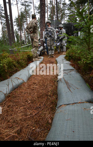 Stati Uniti Soldati, assegnati al 2° reggimento di cavalleria, attendere nella zona di trattenimento durante il reggimento esperto Fantassin Badge in fase di test presso il settimo esercito multinazionale comune di formazione del comando di Grafenwoehr Area Formazione, Germania, Sett. 18, 2015. (U.S. Esercito foto di Visual Information Specialist Gertrud Zach/rilasciato) Foto Stock