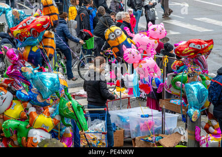 Palloncini street merchant, Strasburgo sfilata di carnevale, Alsazia, Francia, Europa Foto Stock