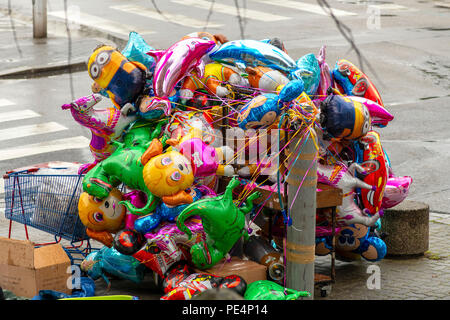 Grappolo di palloncini stabilite dalla pioggia, Strasburgo sfilata di carnevale, Alsazia, Francia, Europa Foto Stock