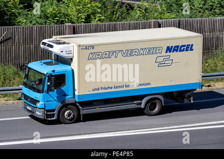 Nagel-Group carrello su autostrada. Nagel-Group è una logistica tedesca, specializzata nella logistica alimentare, con circa 100 filiali in 16 paesi. Foto Stock