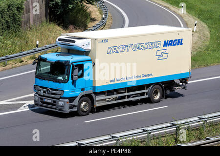 Nagel-Group carrello su autostrada. Nagel-Group è una logistica tedesca, specializzata nella logistica alimentare, con circa 100 filiali in 16 paesi. Foto Stock