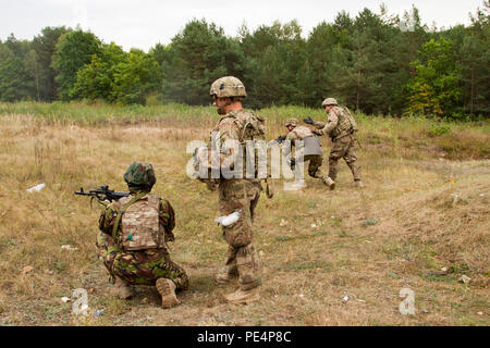 I paracadutisti con gli Stati Uniti Dell'esercito 173rd Brigata Aerea condotta circolazione-sotto-formazione antincendio sett. 19, 2015, con soldati provenienti da Ucraina guardia nazionale durante il live-esercitazioni antincendio come parte di intrepidi del tutore in Yavoriv, Ucraina. Le guardie praticata in movimento e fornendo una copertura per i loro compagni di utilizzare proiettili. I paracadutisti sono in Ucraina per la terza rotazione al treno Ucraina la neo-costituita la guardia nazionale come parte di intrepida custode, che è programmato per ultimo a novembre. (U.S. Esercito foto di Sgt. Alexander Skripnichuk, xiii Affari pubblici distacco) Foto Stock