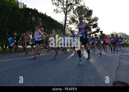 Isola di gelso Mezza Maratona partecipanti decollare da gara sulla linea di partenza a Fort Eustis, Virginia, Sett. 19, 2015. Questa è la gara che include anche un 5K, il trentaquattresimo anno in azione. Mentre su un'installazione militare, la gara è stata aperta a atleti civili come pure di rafforzare i legami con la comunità. (U.S. Air Force photo by Staff Sgt. Natascia Stannard/rilasciato) Foto Stock