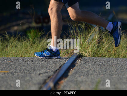 Isola di gelso Mezza Maratona partecipanti correre su binari del treno a Fort Eustis, Virginia, Sett. 19, 2015. Come la più lunga gara svoltasi a Fort Eustis, il 5K e mezza maratona sono destinate a portare i militari e le comunità locali insieme mentre dando ai partecipanti un tour dell'isola, che era stato stabilito nel periodo coloniale. (U.S. Air Force photo by Staff Sgt. Natascia Stannard/rilasciato) Foto Stock