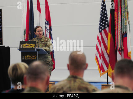 Il comando Sgt. Il Mag. Sheryl Lyon, il senior leader arruolato di U.S. Esercito Europa, parla ai concorrenti e ai partecipanti del 2015 Europeo guerriero migliore concorrenza cerimonia di premiazione tenutasi sett. 18 presso il fisico Grafenwoehr Centro Fitness. Alcuni 22 candidati hanno partecipato all'intenso, estenuante giro annuale competizione, il più prestigioso evento competitivo della regione. Lione ha annunciato la junior officer di NCO e soldato "migliori guerrieri" durante la cerimonia. (U.S. Foto dell'esercito da Staff Sgt. Warren W. Wright Jr., XXI TSC Affari pubblici) Foto Stock