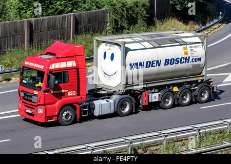 Van den Bosch carrello su autostrada. Van den Bosch Transporten è azienda leader a livello internazionale nel settore dei servizi logistici provider, basato in Erk, Paesi Bassi. Foto Stock