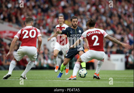 Manchester City's Bernardo Silva (centro) in azione durante il match di Premier League a Emirates Stadium di Londra. Foto Stock