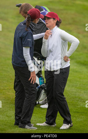 Frances Justine Dreher è sconvolto dopo il suo disastro sul 2 ° buco playoff e deve essere consolato dal suo compagno di squadra Manon molle come la Svezia ha vinto il buco e la finale durante il giorno undici dei 2018 campionati europei al Gleneagles PGA Centenary Course. PREMERE ASSOCIAZIONE foto. Data foto: Domenica 12 agosto 2018. Vedi la storia della Pennsylvania Golf European. Il credito fotografico deve essere: Kenny Smith/PA Wire. RESTRIZIONI: Solo per uso editoriale, nessun uso commerciale senza previa autorizzazione Foto Stock