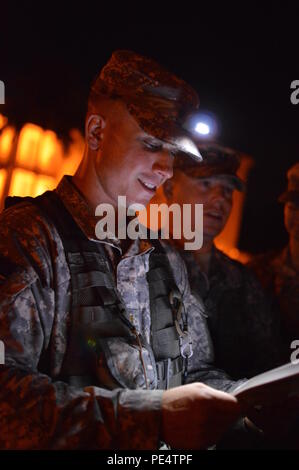 Secondo Lt. Ian Smith legge informazioni ai deputati di Blackfoot gamma di truppa prima di una strada marzo durante il 3° Stormo, 4° reggimento di cavalleria "Sperone Ride" evento a Schofield Barracks, Hawaii, Sett. 10, 2015. Lo "Sperone Ride" è una tradizionale cerimonia per i soldati di cavalleria che risale a più di cento anni. (Foto di Staff Sgt. Armando R. Limon, 3° Brigata Combat Team Public Affairs Office, XXV divisione di fanteria) Foto Stock