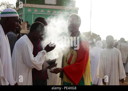 Cerimonia Sufi ogni domenica nel cimitero di Omdurman , Khartoum, Sudan Foto Stock