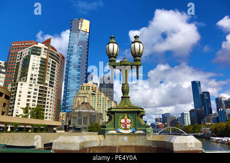 Skyline del Southbank Promenade e lampade del Princes Bridge, Melbourne, Victoria, Australia Foto Stock