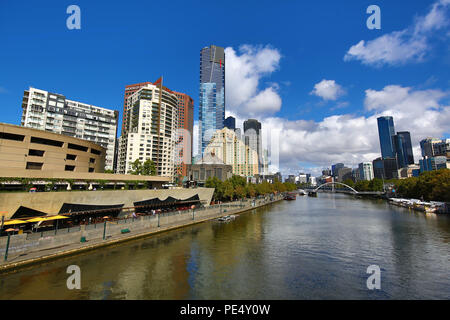 Skyline del Southbank Promenade e il fiume Yarra, Melbourne, Victoria, Australia Foto Stock