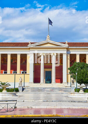 La Nazionale e università Kapodistrian di Atene. Vista da Plateia Korai square. Atene. Attica, Grecia. Foto Stock