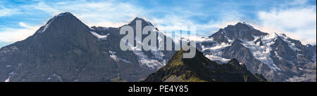 Una splendida vista panoramica sui monti Eiger north face, Monch e Jungfrau visto da Mannlichen (in primo piano) in estate. Immagine ad alta risoluzione. Berna Foto Stock