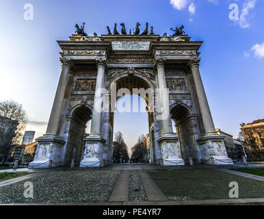 Porta Sempione di Milano durante una giornata di sole,Lombardia, Italia. Porta Trionfale chiamato Arco della Pace. Foto Stock